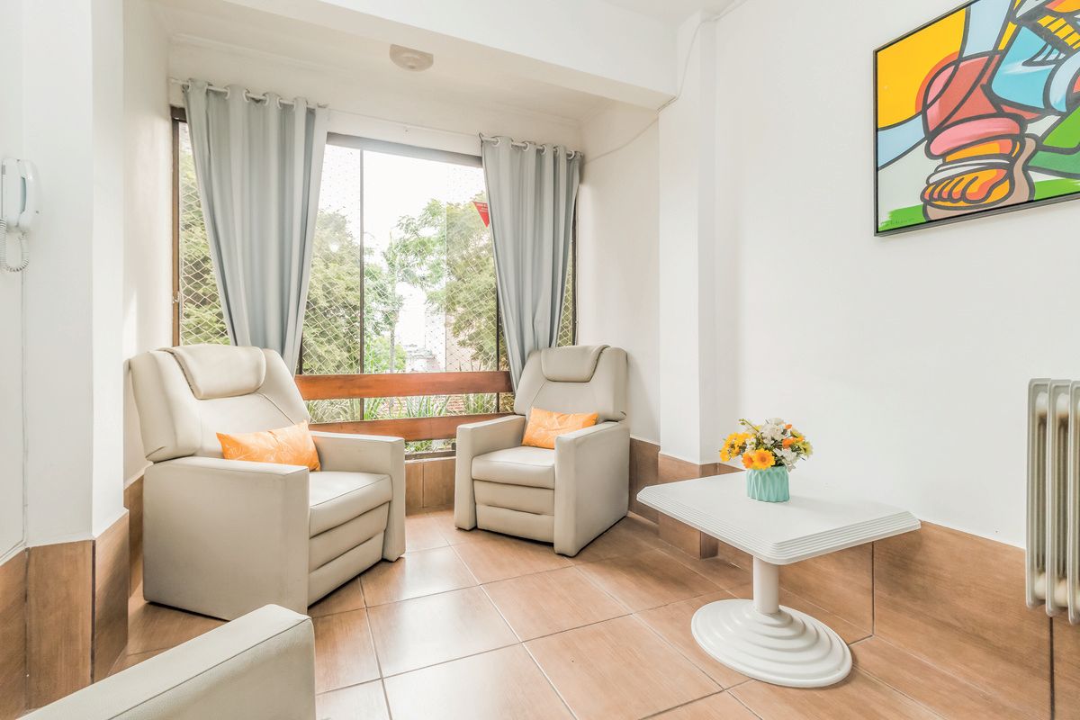 Sala de descanso com poltronas e janela