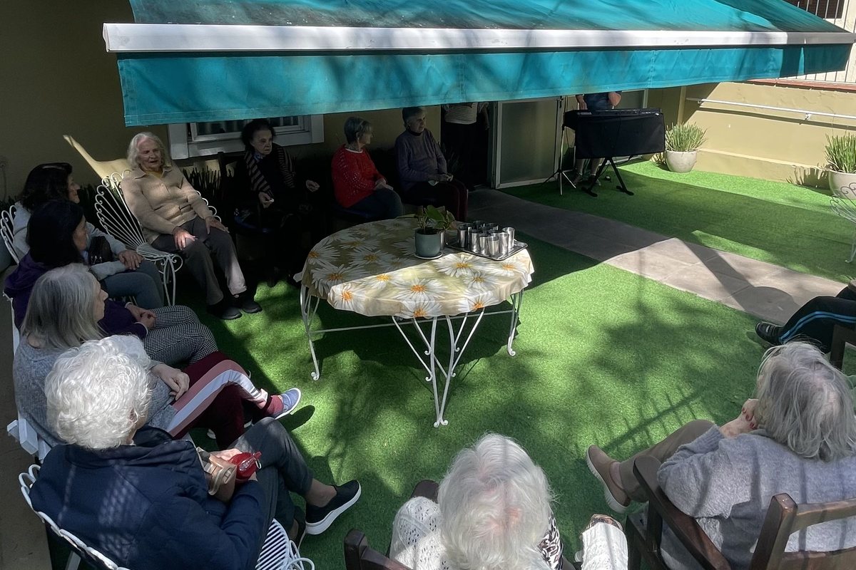 Jardim com grama e roda de cadeiras