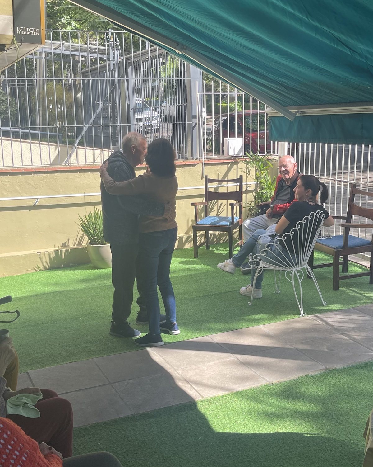 Casal dançando no jardim da Gerion