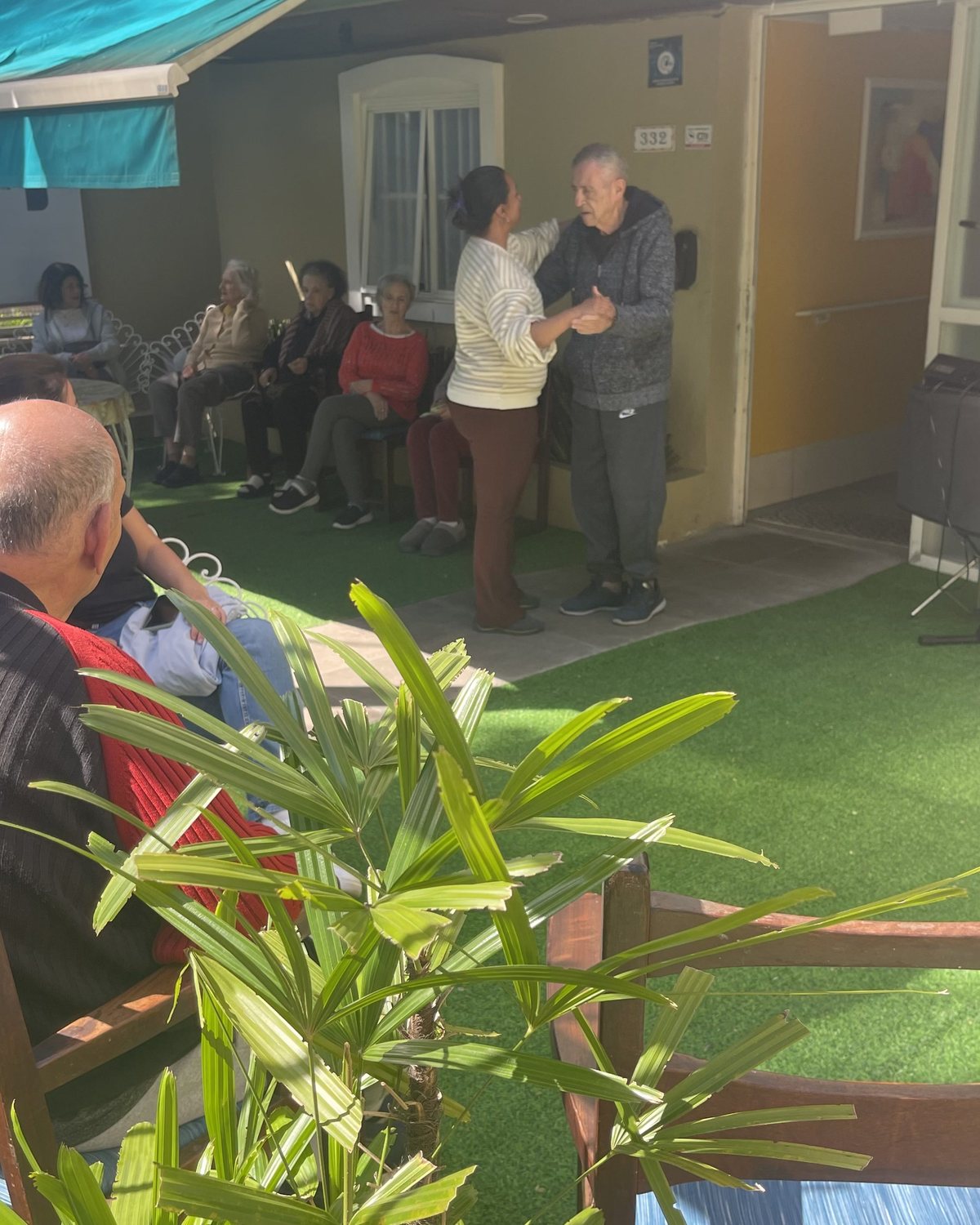 Idosos reunidos no jardim da Gerion