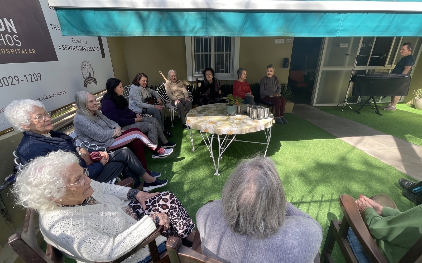 Roda de conversa no jardim da Gerion