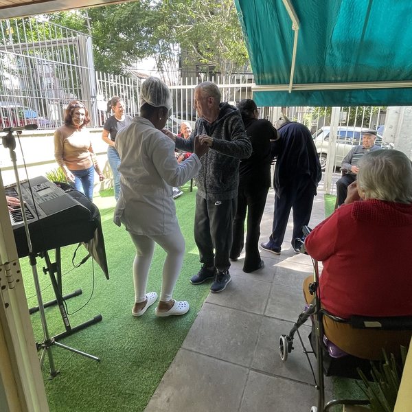 Idosos dançando ao ar livre