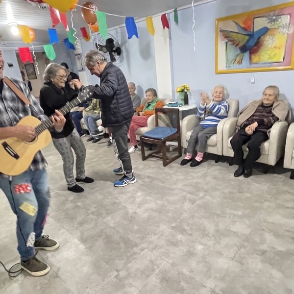 Música com violão na sala